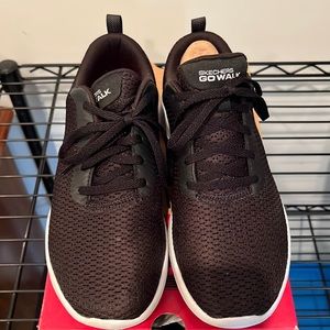 Skechers Gowalk Joy in Black.  Sz 6.5